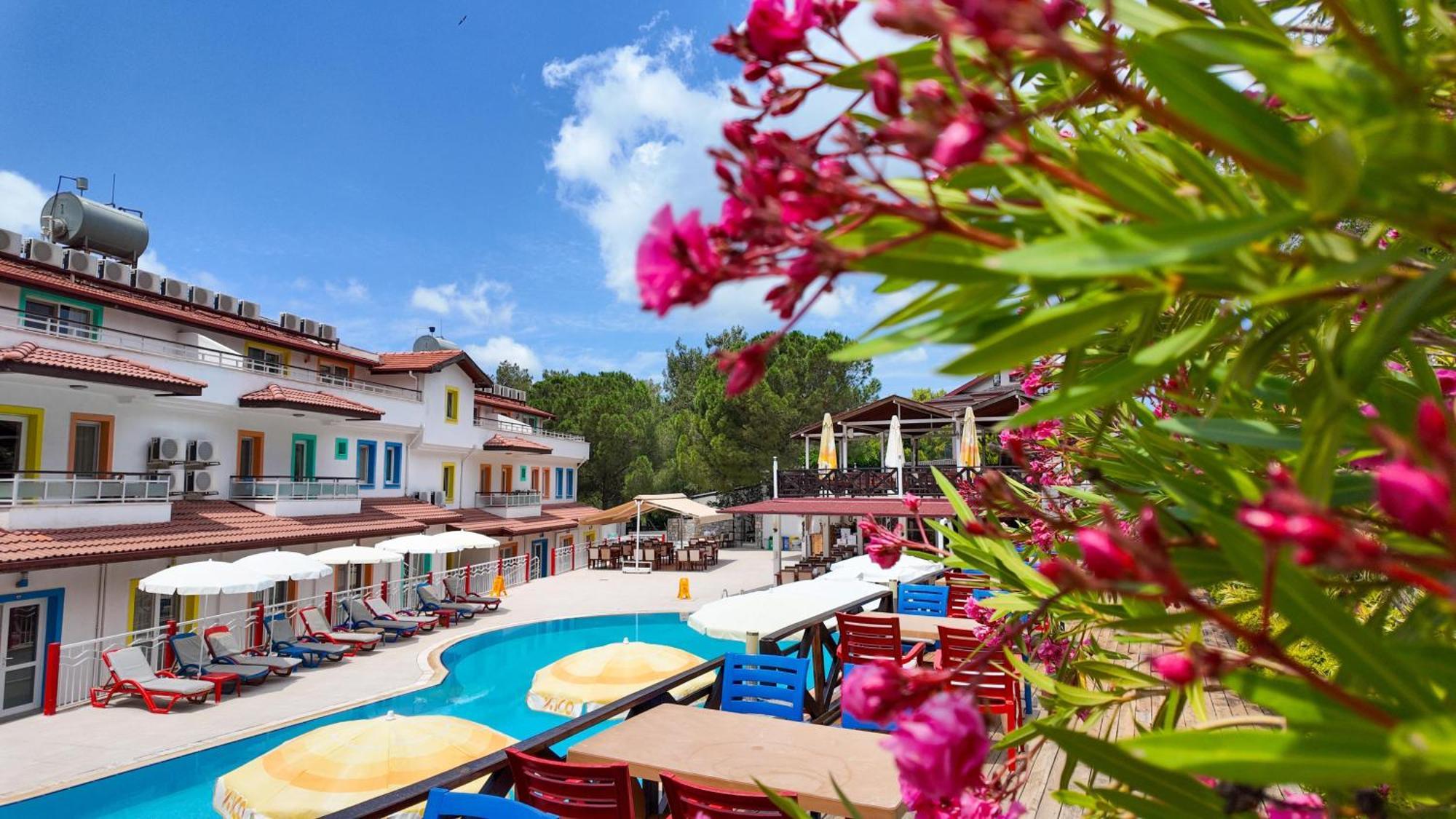Konfor Suite Otel Cedit Εξωτερικό φωτογραφία